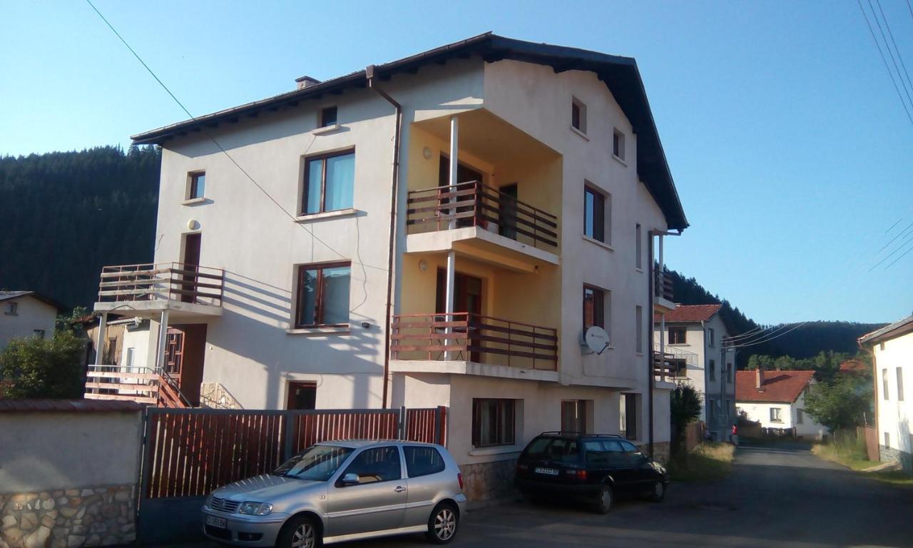 Guest House Lorian Madzhare Exteriör bild